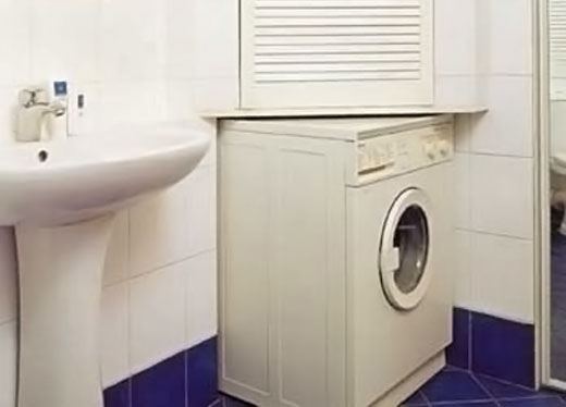 стиральная машина под сантехническим шкафом