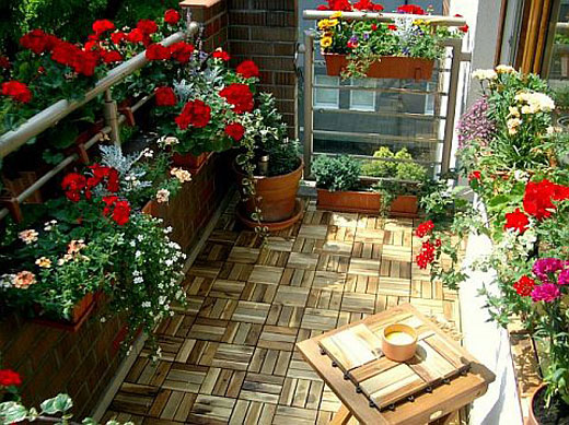 уютный балкон городской квартиры