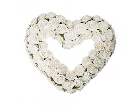 Сердце из белых искусственных роз, 30 см